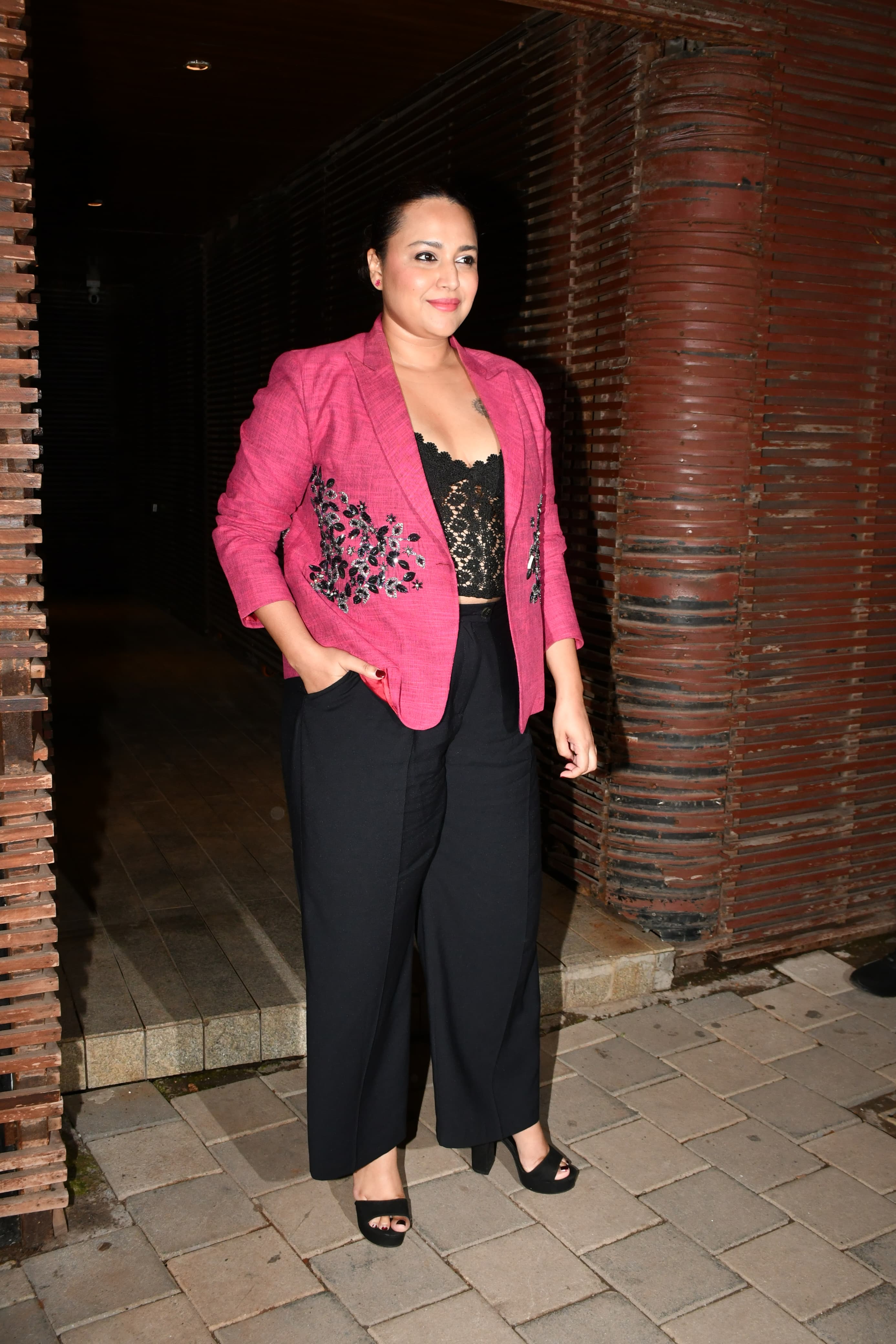 Actress Swara Bhaskar was also spotted at the reception of Prashant Sawant. She wore black pants, a camisole and paired it with a pink coat. 